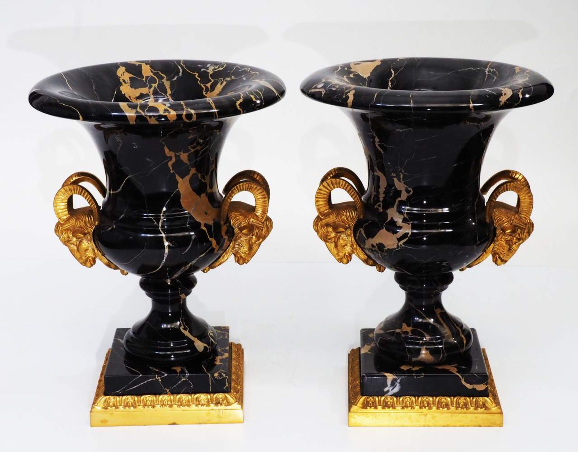 Paar seltene Amphohren/Vasen mit Steinbock-Handhaben, 20. Jahrhundert, Art Déco - Bild 2 aus 7