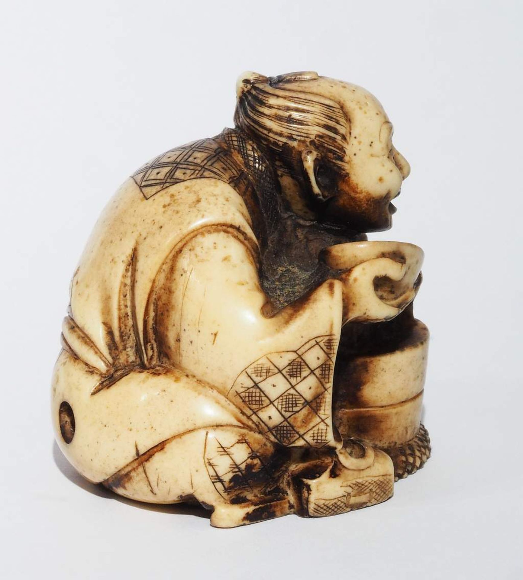 Netsuke, Japan, Kleine Schnitzfigur. - Bild 6 aus 8