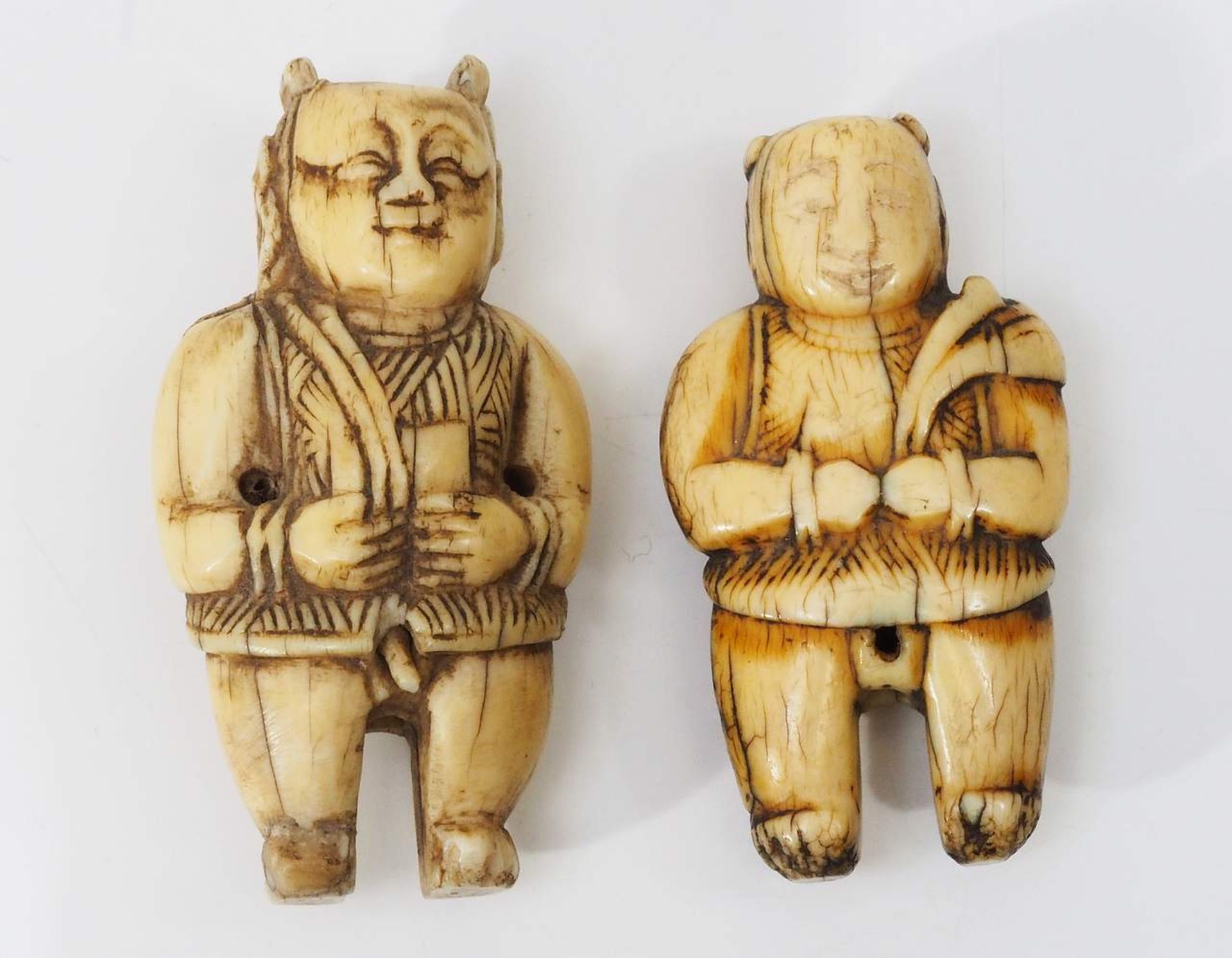 Zwei Netsuke, kleine Schnitzfiguren, 20. Jahrhundert. "Bauernpaar". - Bild 2 aus 5
