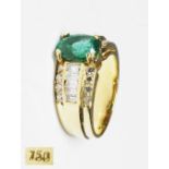 Ring, 750er Gelbgold mit Smaragd, Diamanten und Brillanten.