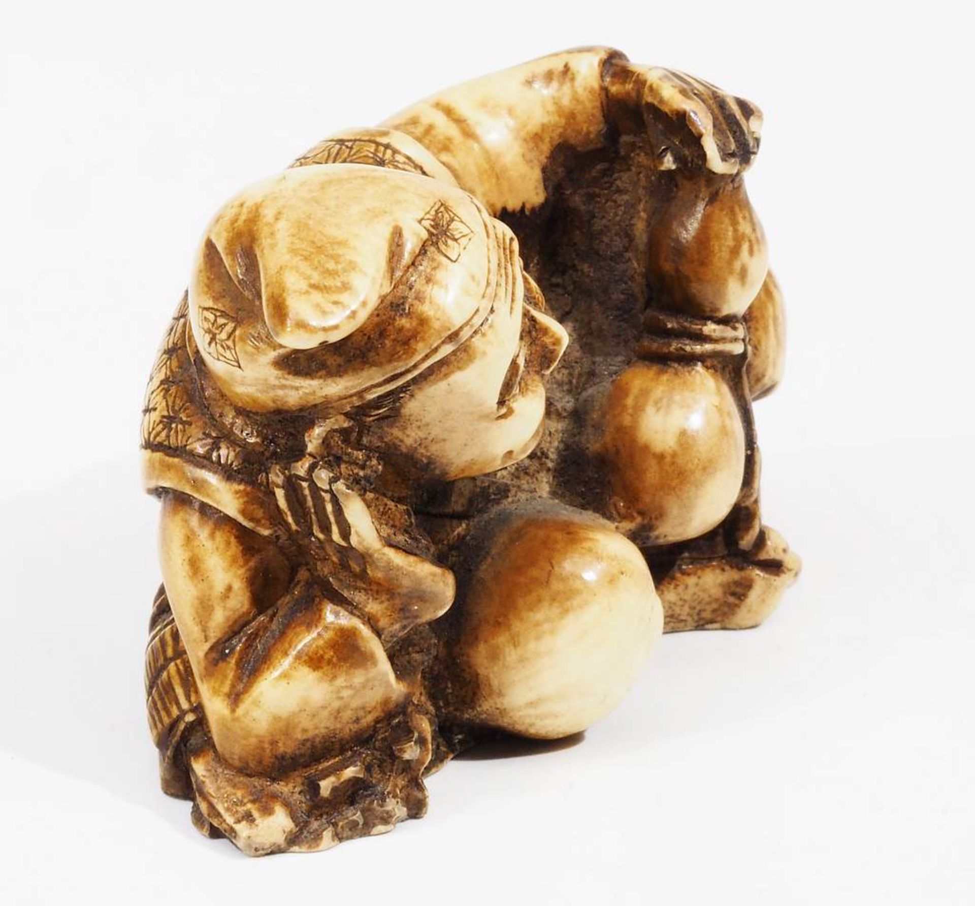 Netsuke, kleine Schnitzfigur, 20. Jahrhundert. "Ruhender Asiate" . - Image 4 of 6