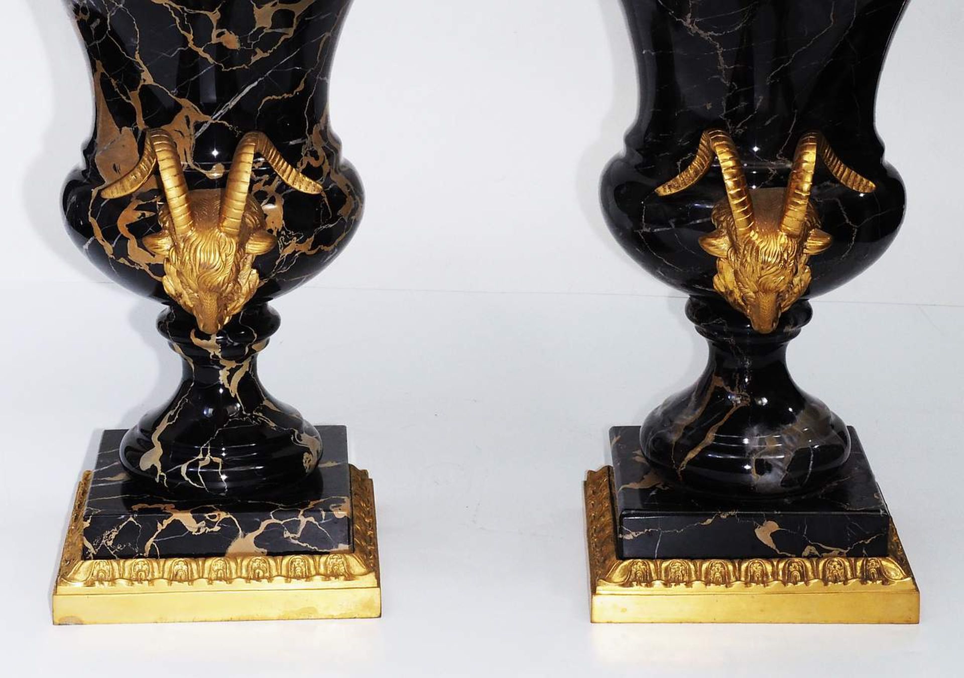 Paar seltene Amphohren/Vasen mit Steinbock-Handhaben, 20. Jahrhundert, Art Déco - Bild 4 aus 7