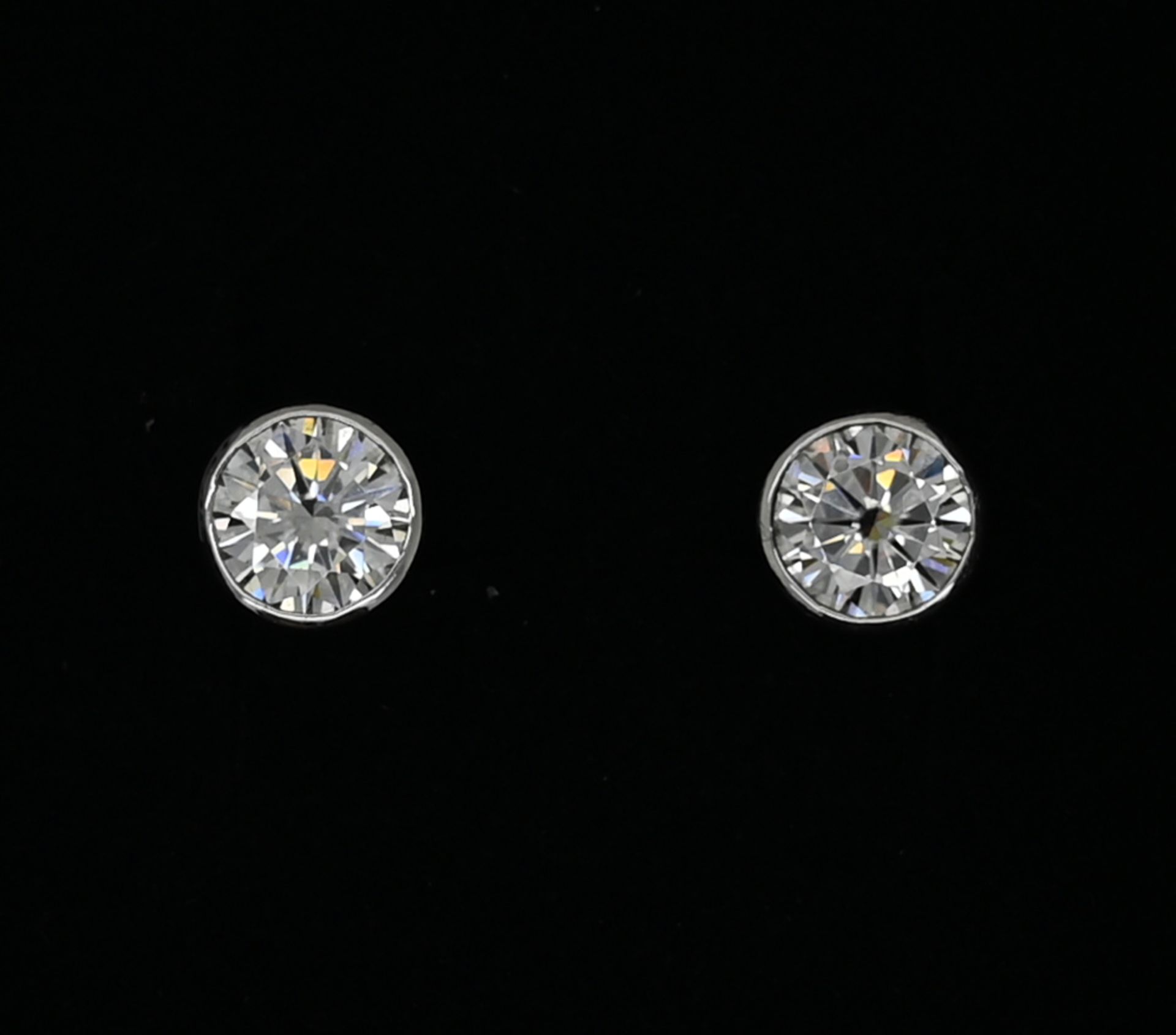 1 Paar Ohrstecker, je wohl Moissanite, je wohl ca. 1,0 ct. (lt. Stempel), je wohl WG 14ct. (gestempe