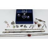 1 Konv. Schmuck: Silber (ca. 20 Teile), Mode/Metall u.a., z.B. SWAROVSKI (2 Teile), z.T. mit Halbede