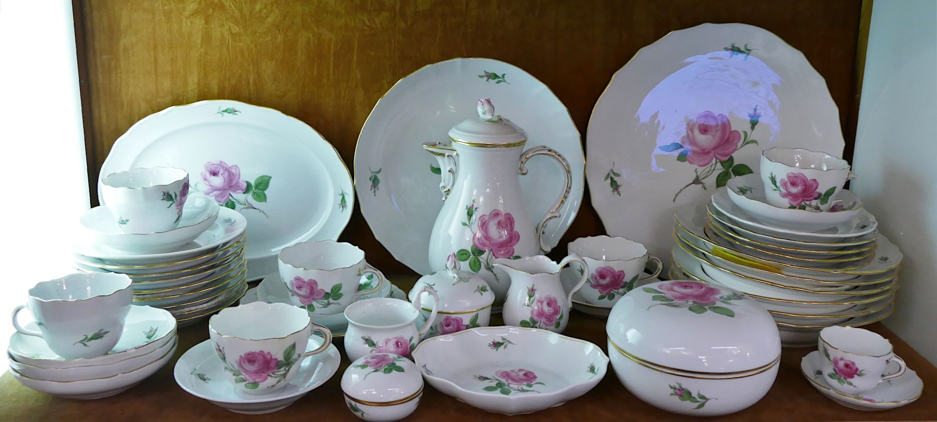 1 Konv. Porzellan MEISSEN "Rosa Rose" 20. Jh. (ca. 50 Teile) v.a. 3. Wahl, mit Kaffeeservice für 6 P - Bild 2 aus 3