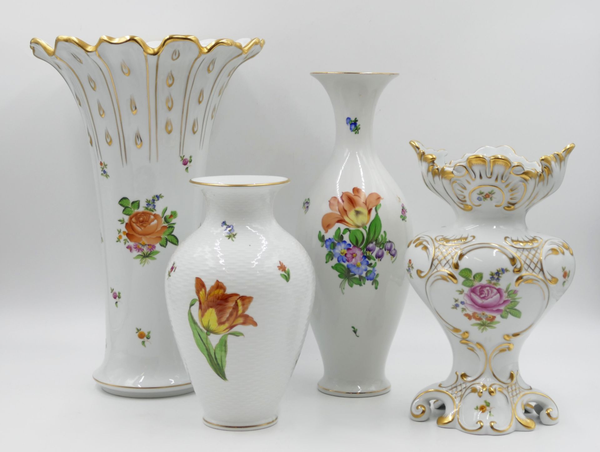 9 Vasen HEREND versch. Dekore z.B. "Rothschild", "Queen Victoria", "Rosa Rose", u.a., z.T. goldstaff - Image 2 of 2