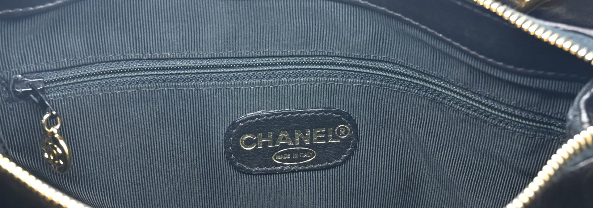 1 Damenschultertasche CHANEL, schwarzes Lammleder, wohl 1980er Jahre, mit Karte, Zustand ok, ca. 23x - Bild 3 aus 4