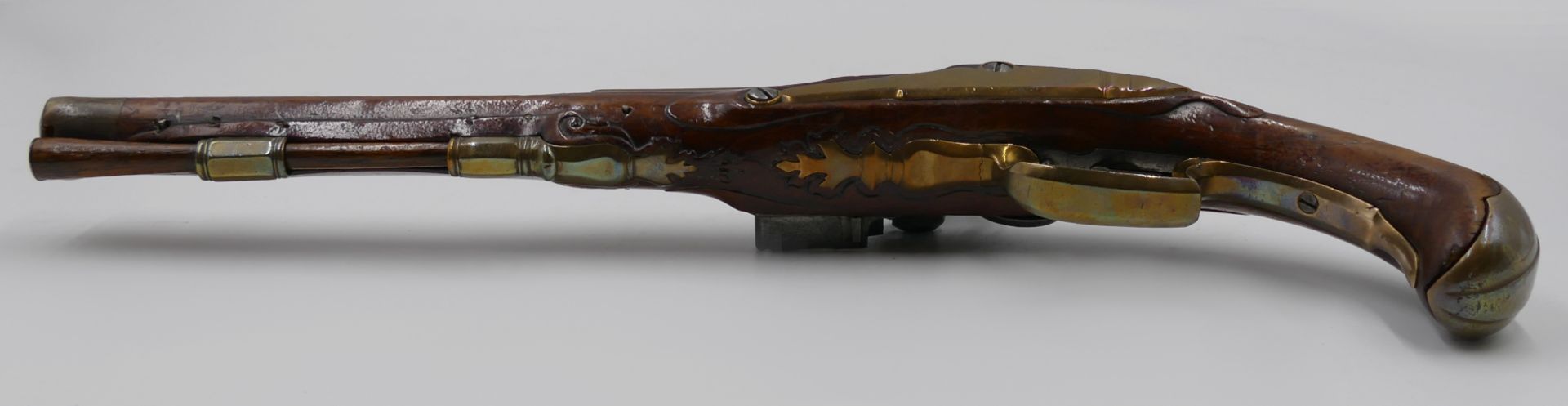 1 Steinschlosspistole wohl 18. Jh. beschnitzter Holzschaft und runder/achteckiger Lauf mit aufgesetz - Image 5 of 5