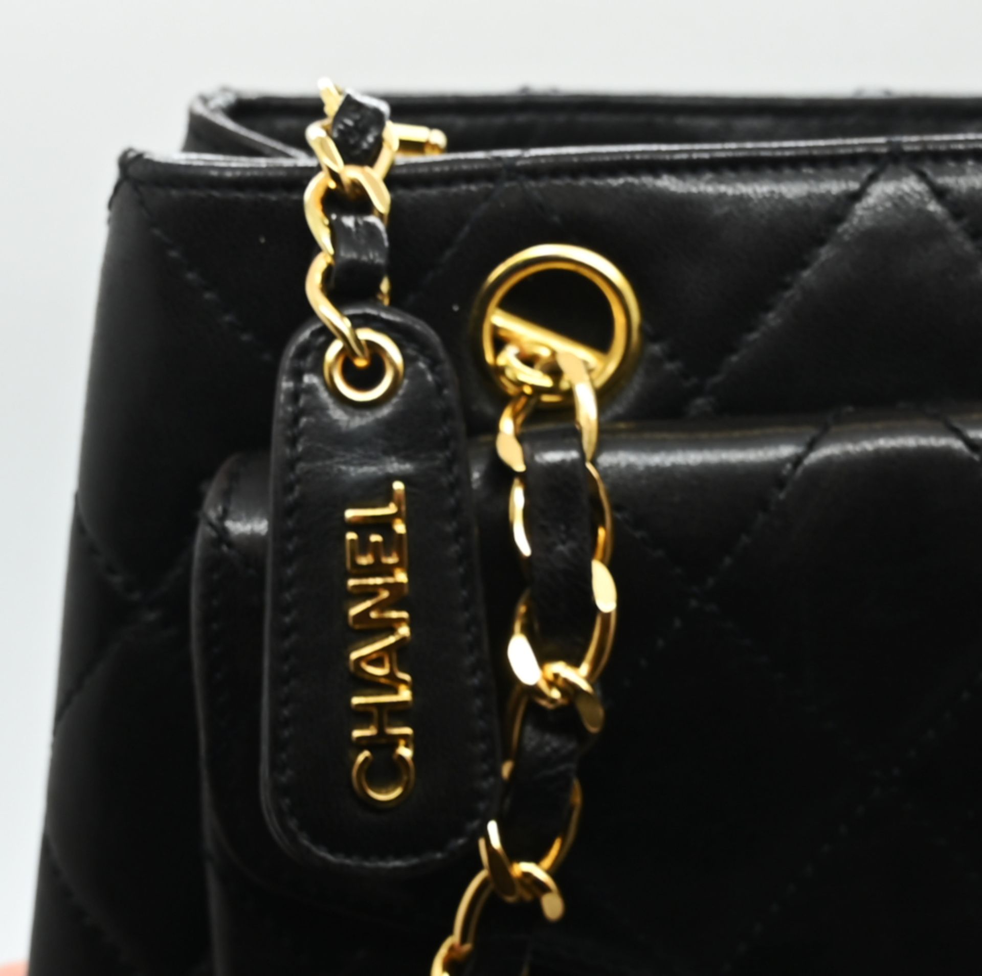 1 Damenschultertasche CHANEL, schwarzes Lammleder, wohl 1980er Jahre, mit Karte, Zustand ok, ca. 23x - Bild 4 aus 4