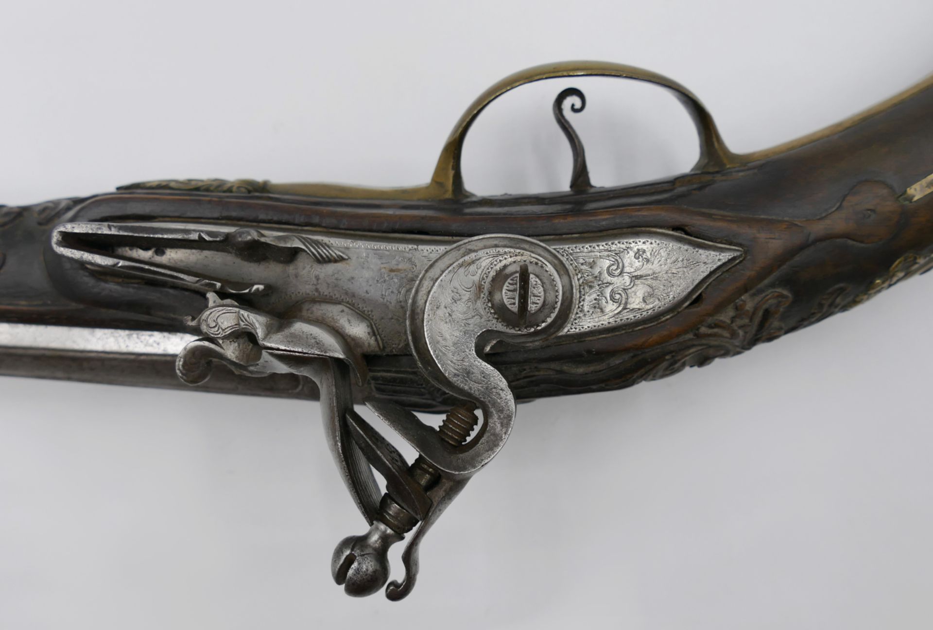 1 Steinschlosspistole wohl 18. Jh. beschnitzter Holzschaft mit Beinende und runder z.T. gravierter L - Image 4 of 8