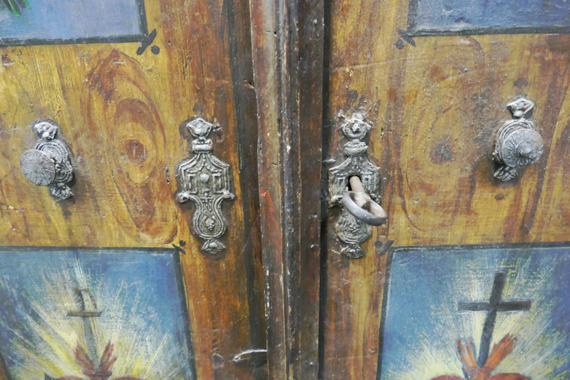 2 Bauernmöbel wohl 19. Jh.: 1 Kleiderschrank dat. 1840 auf Türen Blumen- bzw. Herz Jesu/Mariä-Malere - Image 3 of 4
