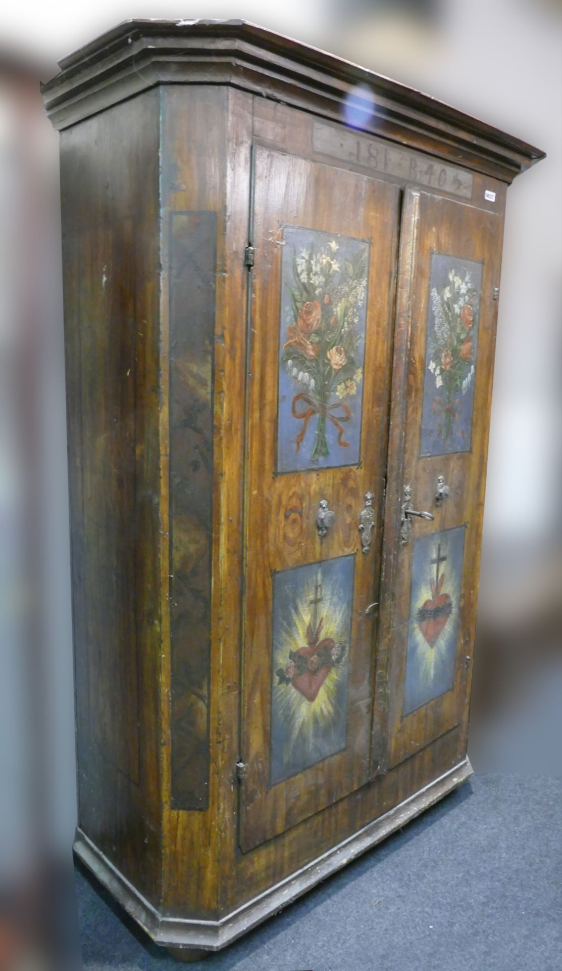 2 Bauernmöbel wohl 19. Jh.: 1 Kleiderschrank dat. 1840 auf Türen Blumen- bzw. Herz Jesu/Mariä-Malere