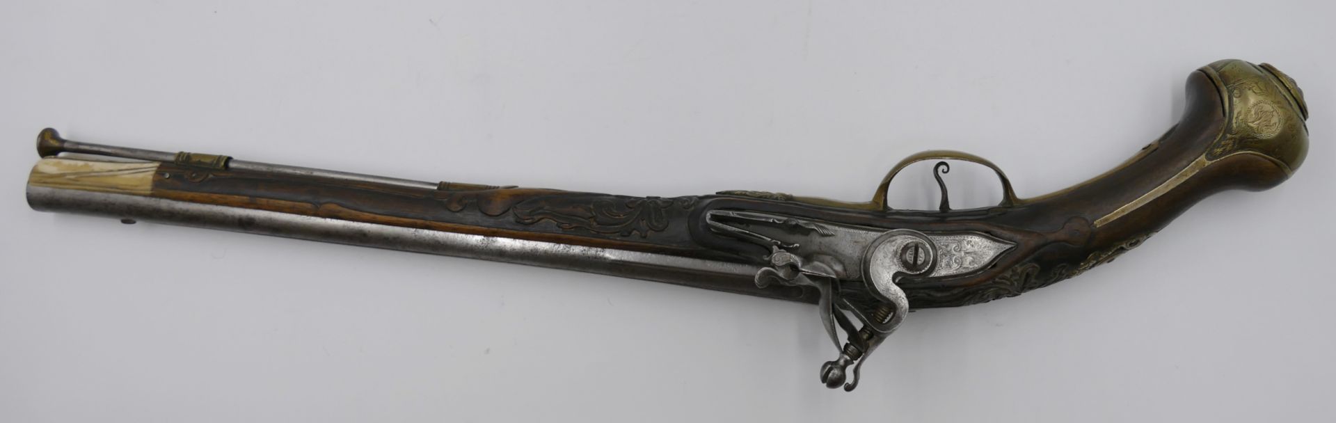 1 Steinschlosspistole wohl 18. Jh. beschnitzter Holzschaft mit Beinende und runder z.T. gravierter L - Image 3 of 8