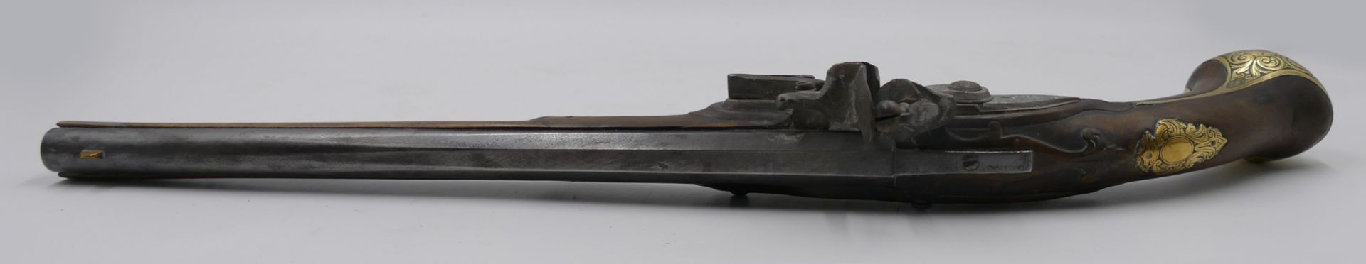 1 Steinschlosspistole wohl 18. Jh. min. beschnitzter Holzschaft und runder auf achteckig übergehende - Image 5 of 6