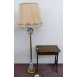 2 Möbel: 1 Stehlampe messingfarbener Metallschaft mit Porzellannodus und -sockel, H mit bemaltem Pap