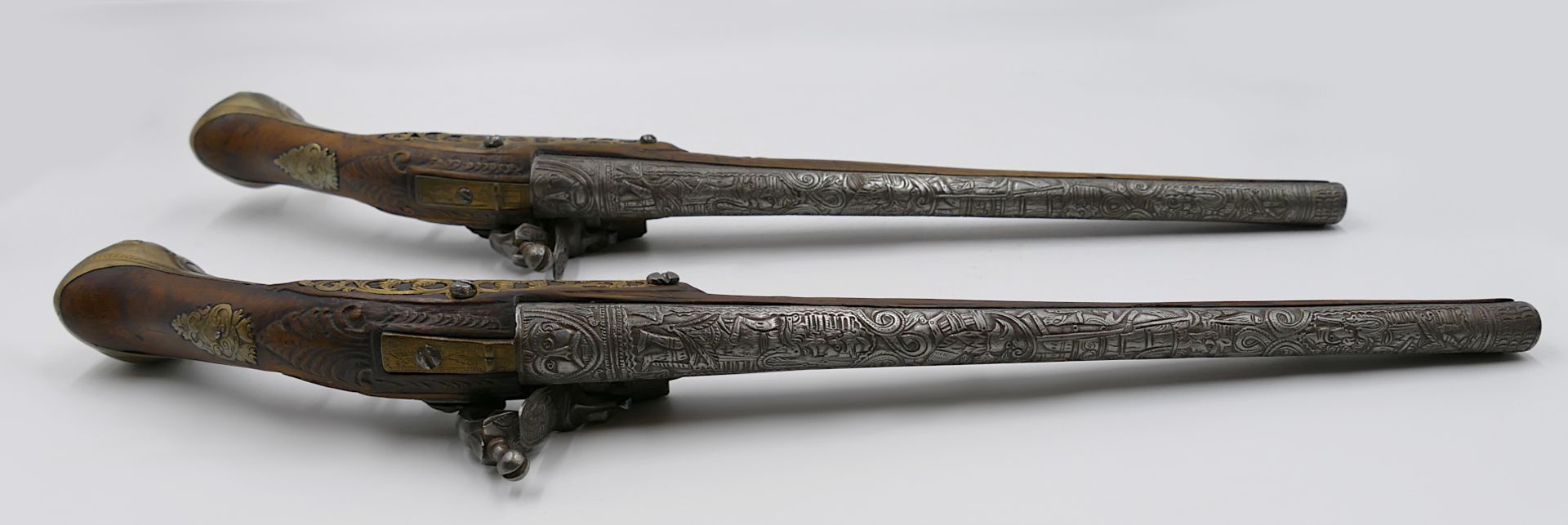1 Steinschlosspistolenpaar wohl 18. Jh., beschnitzter Holzschaft mit rundem Lauf, reich dekoriert, - Image 4 of 5