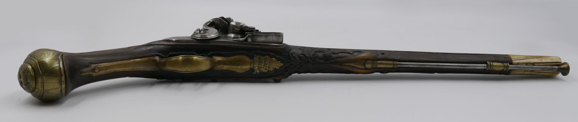 1 Steinschlosspistole wohl 18. Jh. beschnitzter Holzschaft mit Beinende und runder z.T. gravierter L - Image 5 of 8