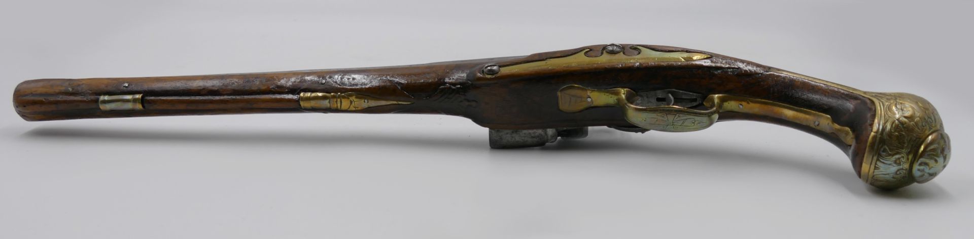 1 Steinschlosspistole wohl 18. Jh. min. beschnitzter Holzschaft und runder z.T. glatter Lauf evtl. b - Image 4 of 8