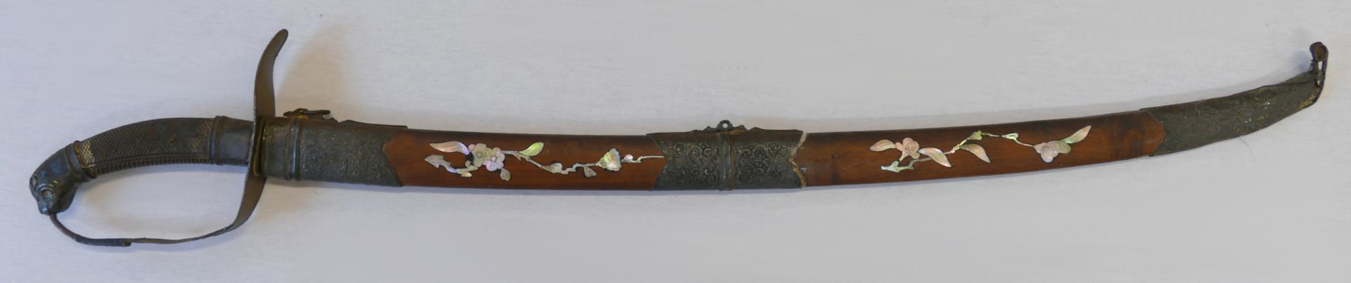 1 Säbel wohl asiatisch, gekehlte Klinge, Tigerkopf-Knauf, Holzscheide mit Perlmutteinlagen, L ca. 90