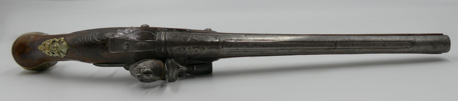 1 Steinschlosspistole wohl 18. Jh. min. beschnitzter Holzschaft und runder z.T. glatter Lauf evtl. b - Image 5 of 8