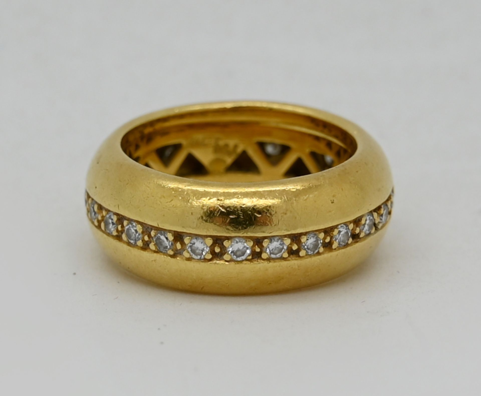 Ring 18 kt GG, 4 Brill. 0,09 ct, TW-si, 1 Sm.schliff 0,20 ct, TW-si, 4 Brill. 0,04 ct, TW-si