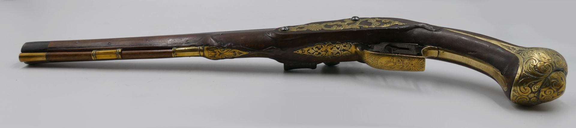 1 Steinschlosspistole wohl 18. Jh. min. beschnitzter Holzschaft und runder auf achteckig übergehende - Image 6 of 6