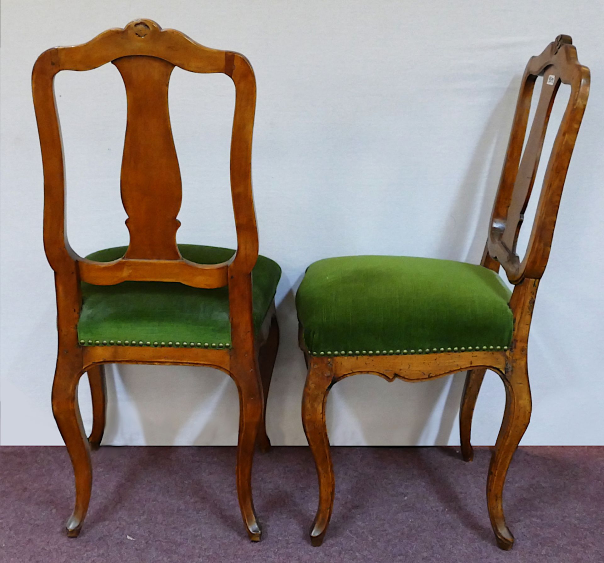1 Paar Barockstühle wohl 18. Jh. Holz beschnitzt mit Blumenmedaillon, je H ca. 100cm, je Sitzfläche - Image 2 of 2
