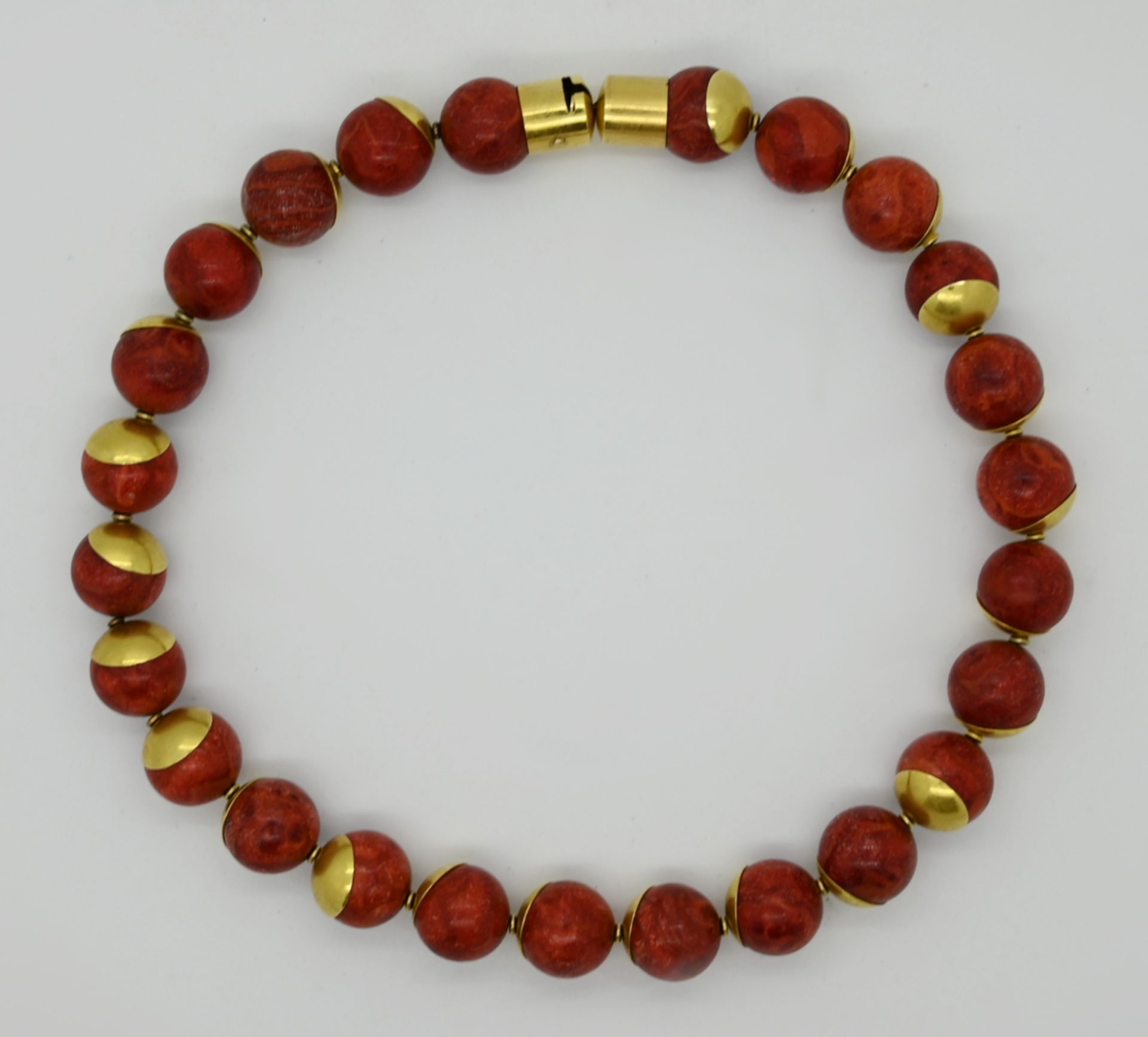 1 Collier GG 18ct., Schaumkoralle, ca. D. der Kugel 1,55 cm, Tsp.