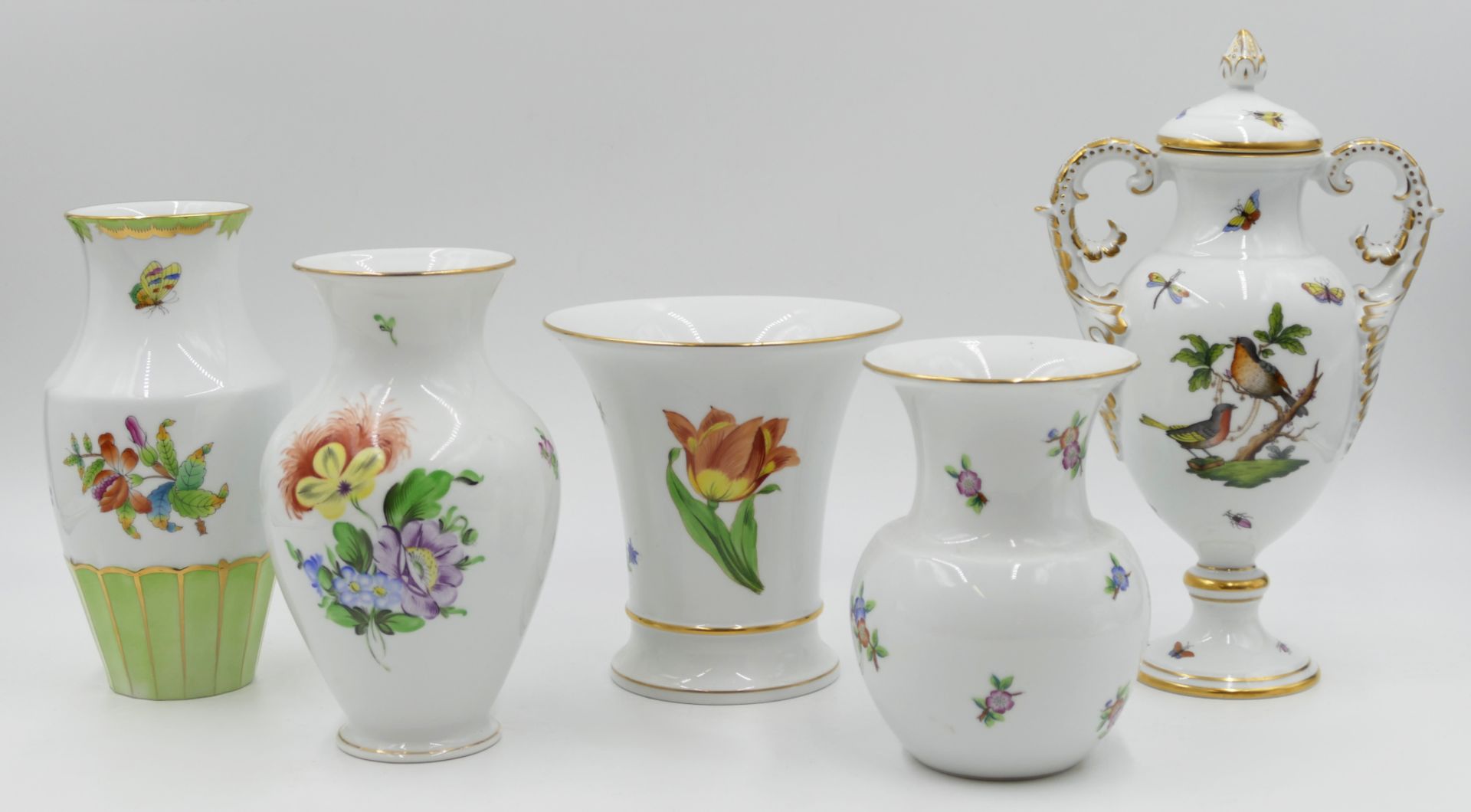 9 Vasen HEREND versch. Dekore z.B. "Rothschild", "Queen Victoria", "Rosa Rose", u.a., z.T. goldstaff