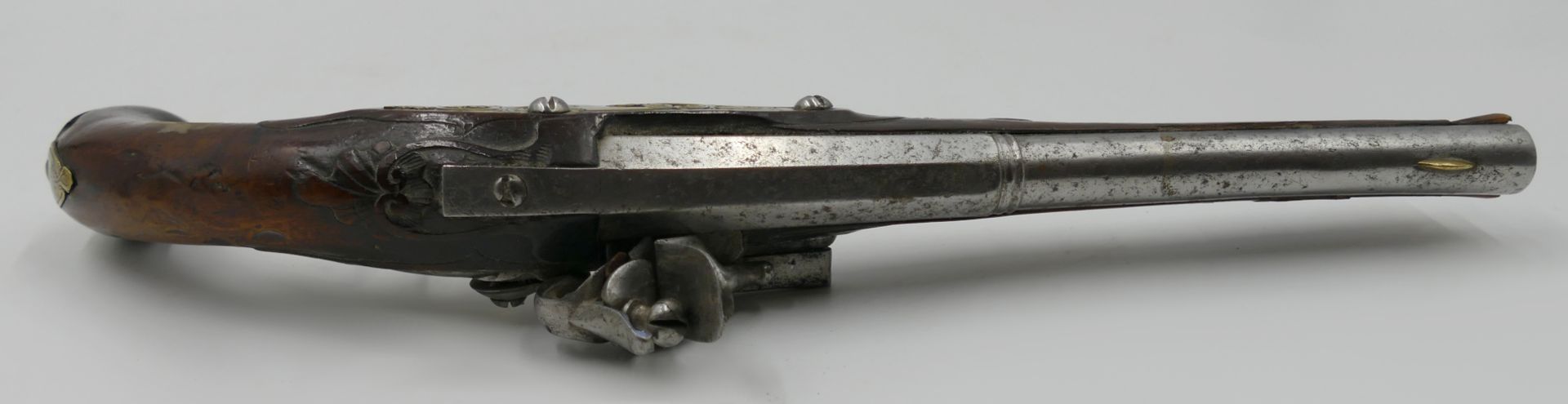 1 Steinschlosspistole wohl 18. Jh. min. beschnitzter Holzschaft und runder/achteckiger Lauf mit aufg - Image 4 of 8