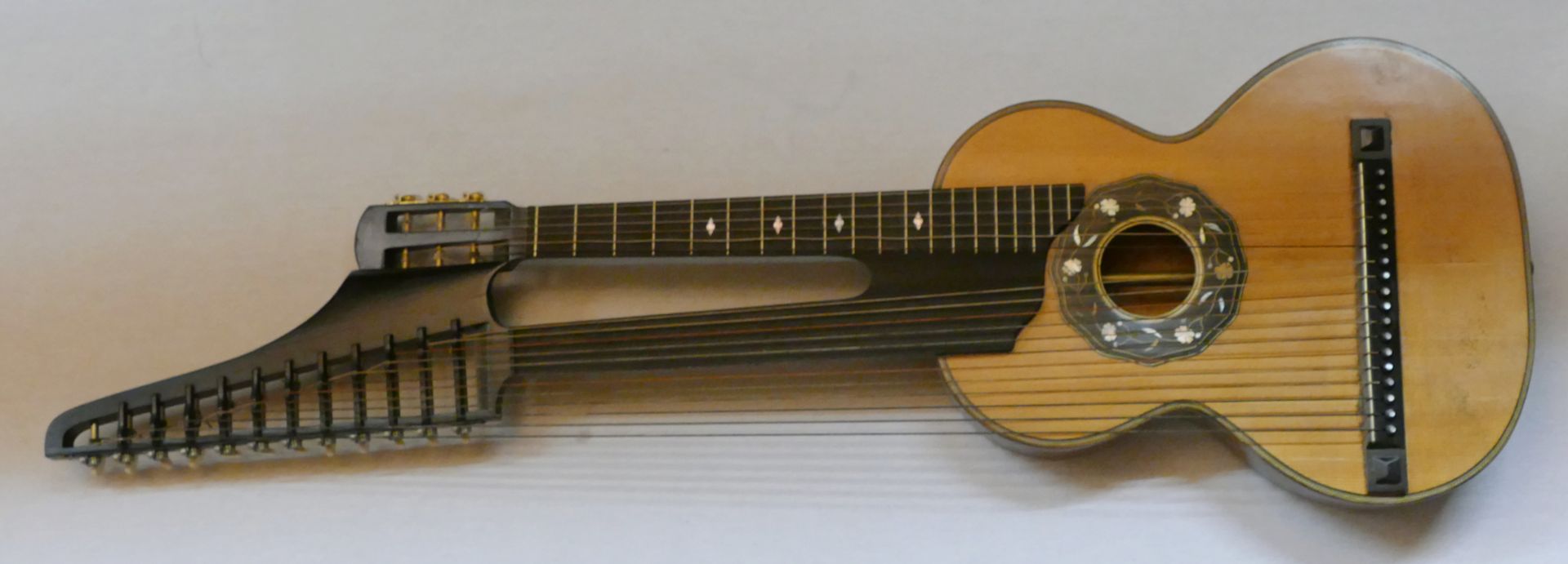 1 Schrammel-/Kontragitarre 18-saitig, ca. L 120cm ber., mit bemaltem Holztransportkoffer ca. 16x130x