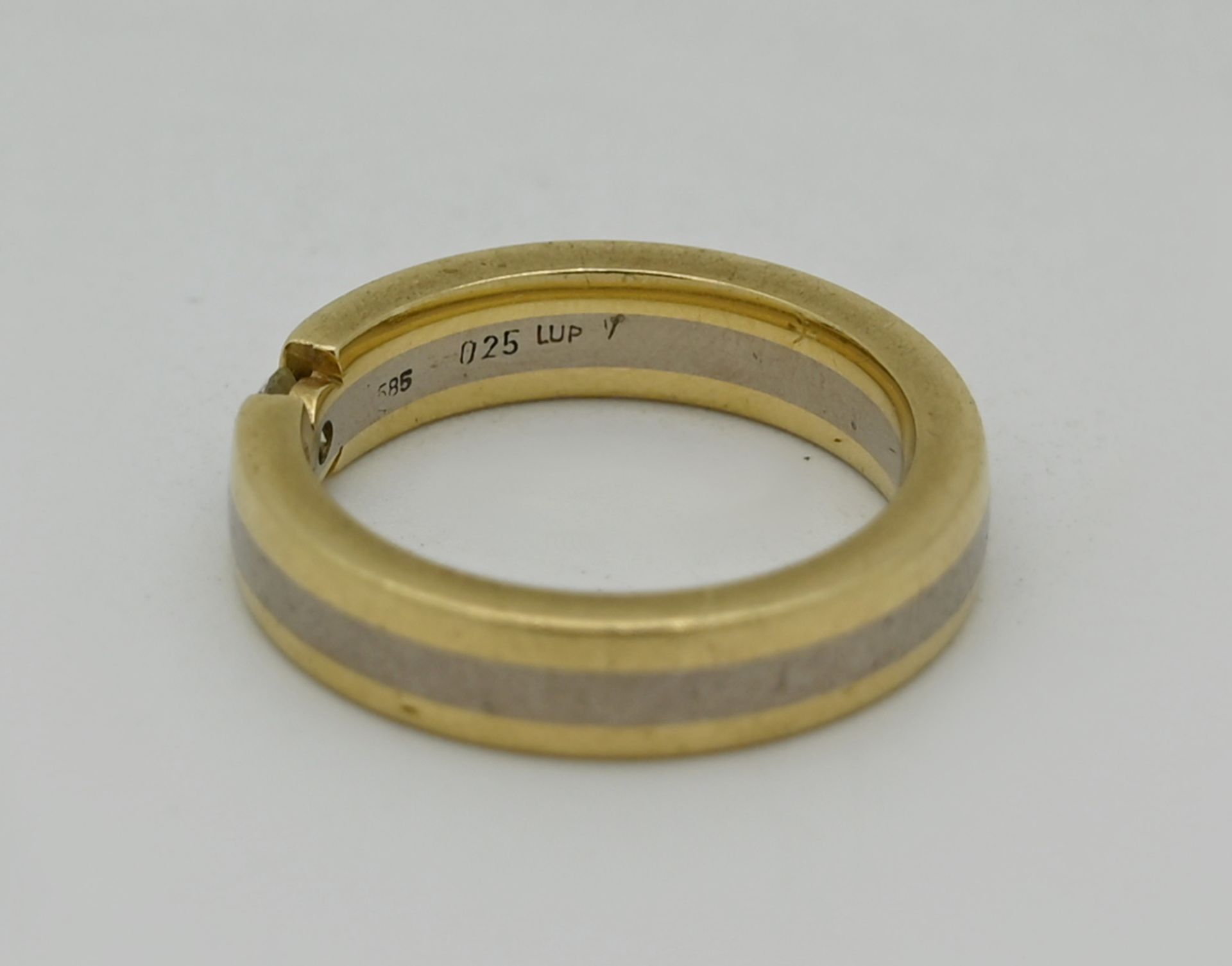 Wie Findet Man Seine Ringgröße Heraus 1 Ring GG/WG 14ct., mit Solitärbrillant, lt. Schiene "0,25ct. lup