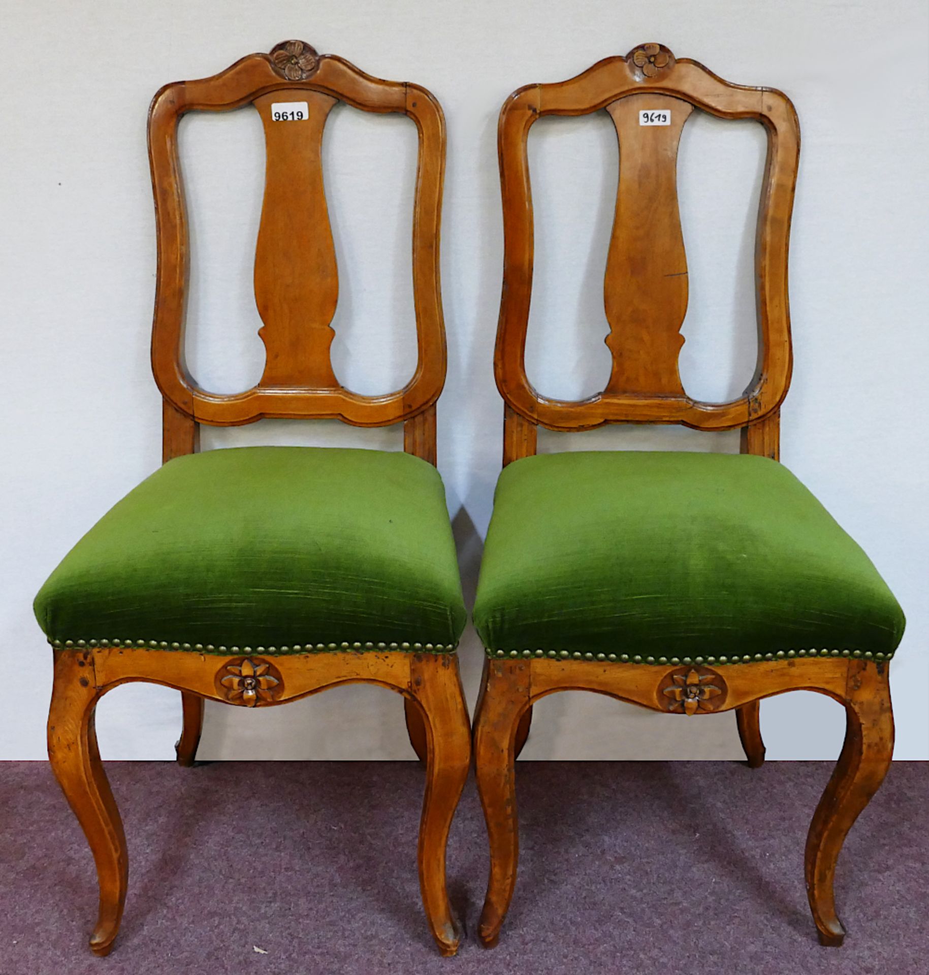 1 Paar Barockstühle wohl 18. Jh. Holz beschnitzt mit Blumenmedaillon, je H ca. 100cm, je Sitzfläche
