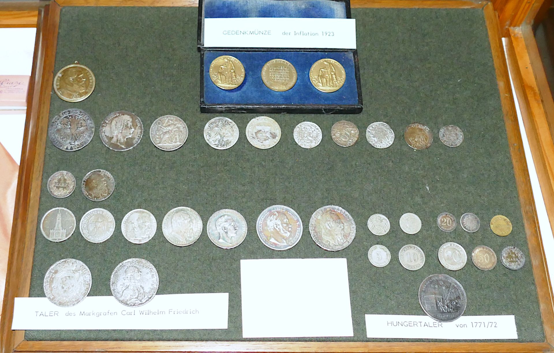 1 Schauvitrine mit Münzen und Scheinen, z.T. wohl 16.-20. Jh. (§ 86 / § 86 A StGB)