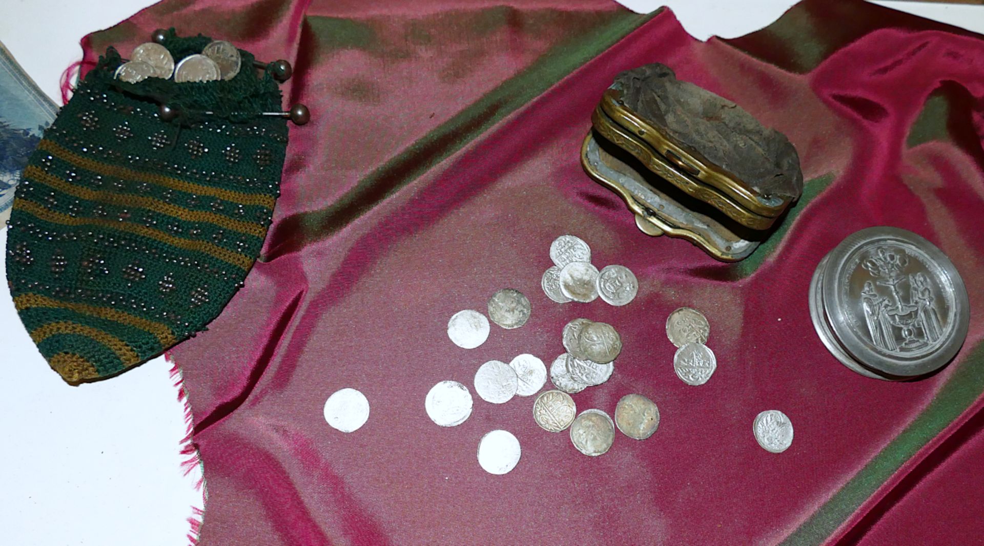 1 Schauvitrine mit Münzen und Scheinen, z.T. wohl 16.-20. Jh. (§ 86 / § 86 A StGB) - Image 2 of 3