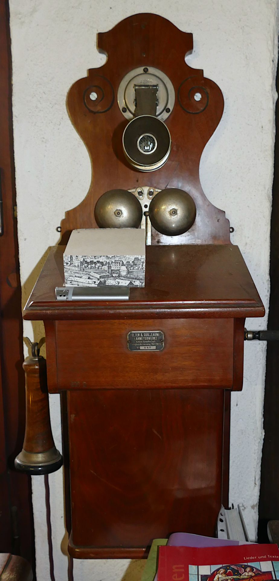 1 Kasse mit Telefon wohl um 1900, Kommode, Zubehör, Asp.
