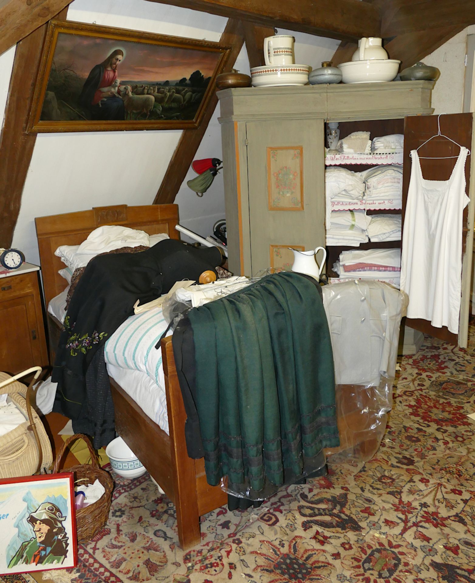 Teile eines Schlafzimmers mit Bauernschrank
