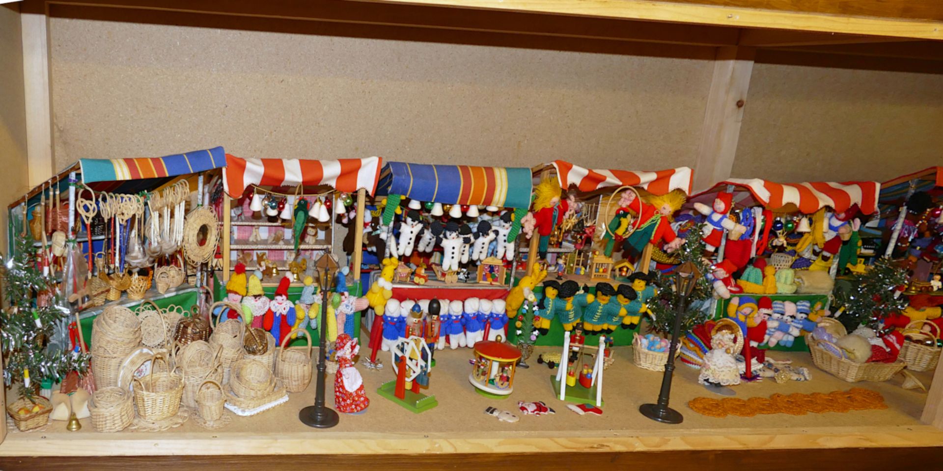 1 Konvolut Vitrinen mit Puppen, Spielzeug, Holz- und Stoffobjekte, u.a. Asp - Image 2 of 5