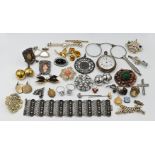 1 Konv. Schmuck: Silber (ca. 13 Teile), Mode/Metall u.a., z.T. mit Korallen, 1 Taschenuhr wohl z.T. 