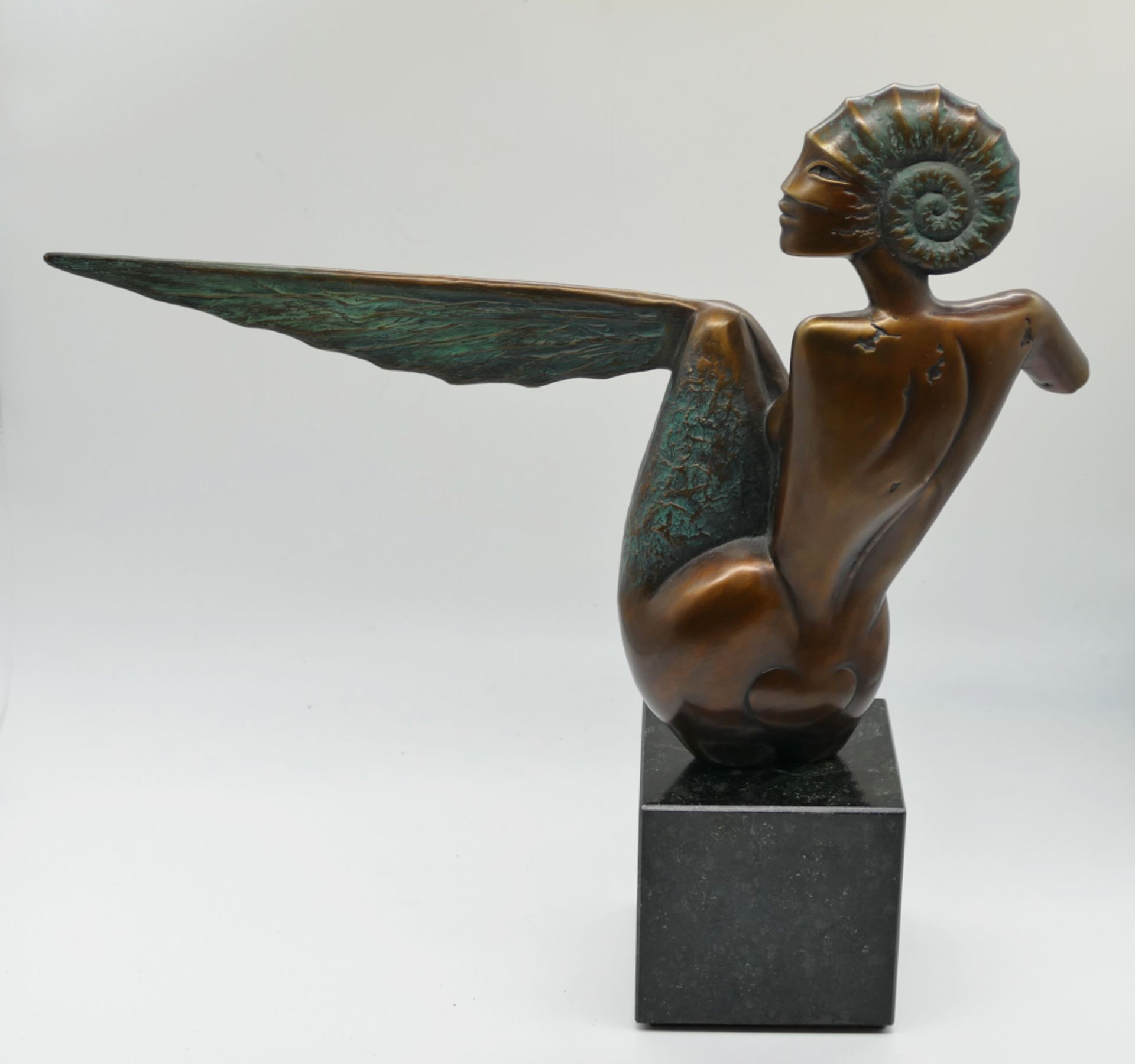 1 Bronzefigur rücks. bez. ARS MUNDI/M. BECKER (wohl Michael B. *1951 Oldenburg) "Goldammonite" num. - Bild 3 aus 4