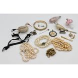 1 Konv. Schmuck: 1 zweireihige Perlenkette (gerissen), Verschluss GG/WG 14ct., Silber (ca. 3 Teile),