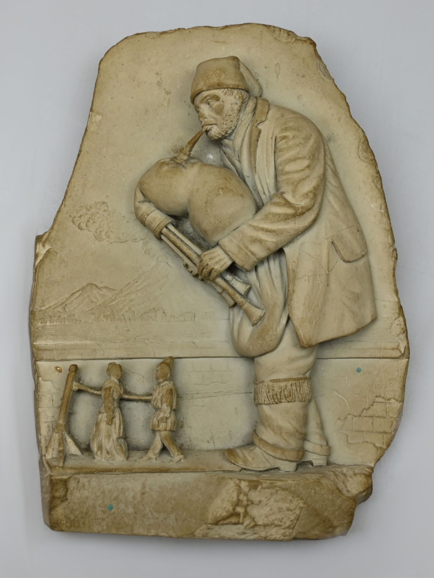 1 Relief in Steinoptik rücks. undeutl. bez., "Tsambouna-Spieler" lt. EL Thessaloniki/Griechenland, c