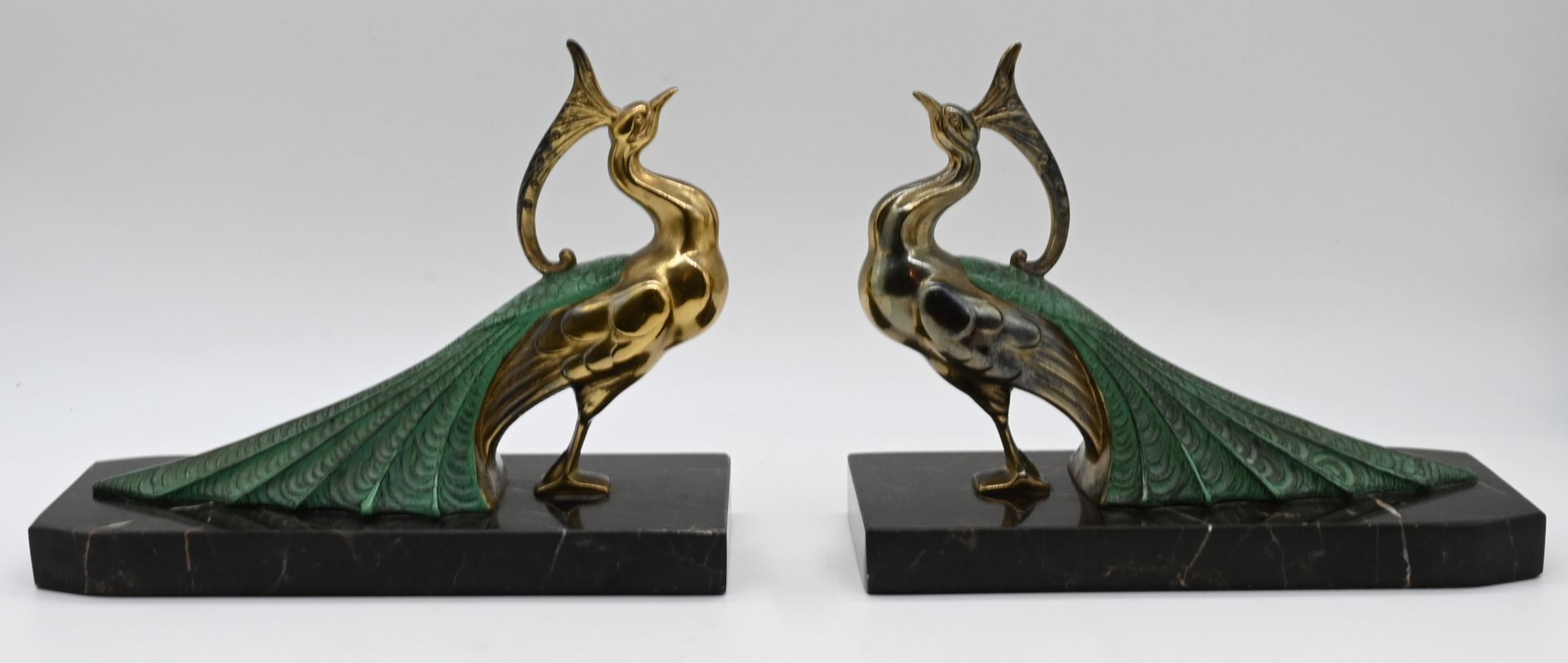 1 Paar Buchstützen 20. Jh. im französischen Art déco-Stil wohl verzinkt mit Bronze und grüner Patina