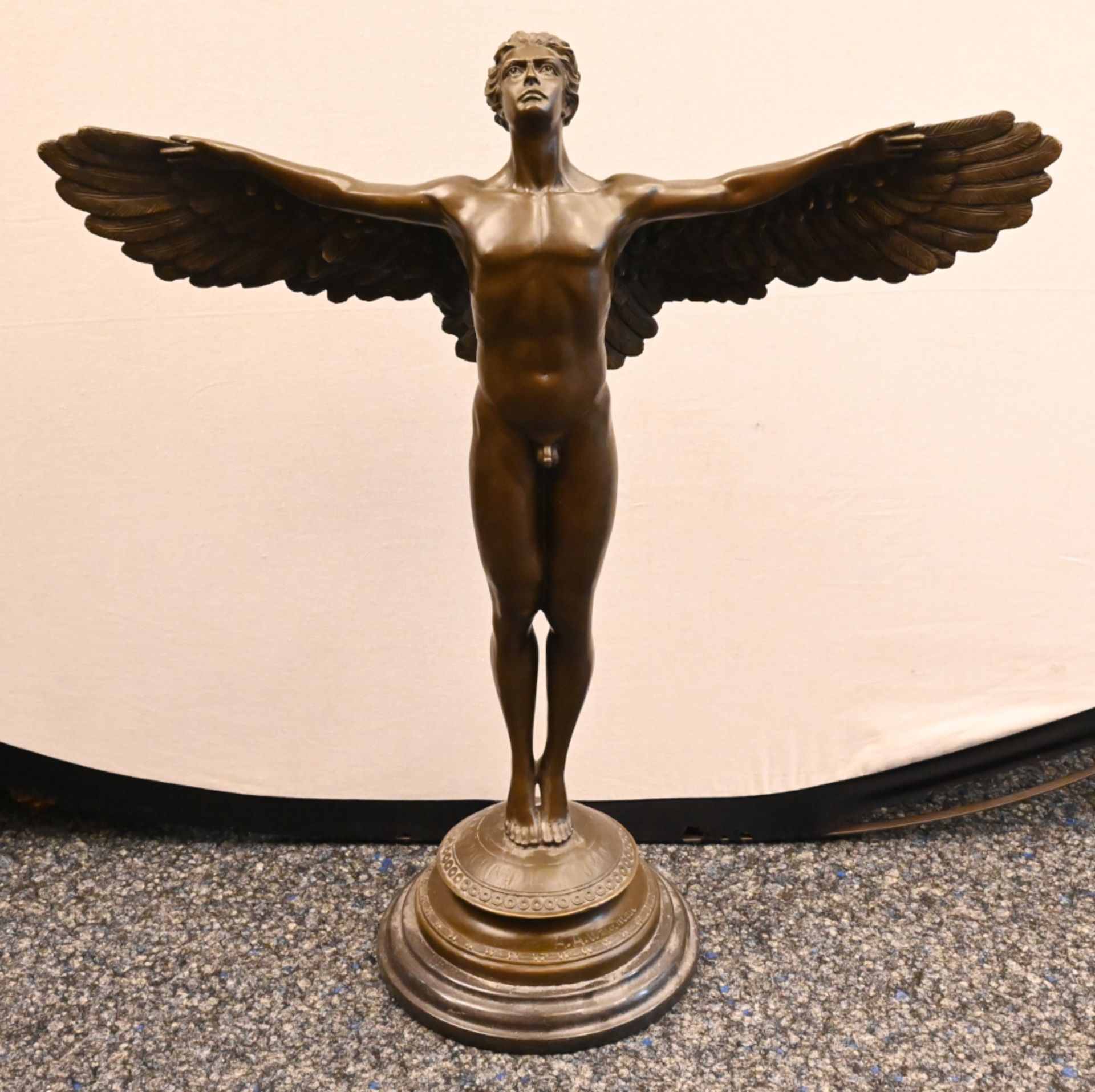 1Statue Bronze "Ikarus" Replik nach Adolph Alexander Weinman, H ca. 60cm auf rundem Marmorsockel,
