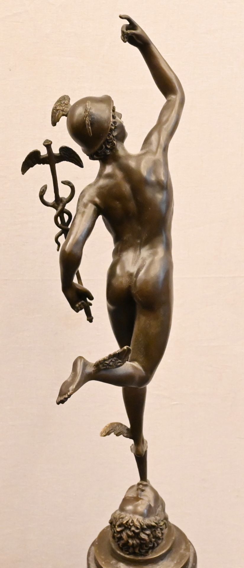 1 Statuette Bronze "Hermes" Replik nach Giambologna, H ca. 69cm auf rundem Marmorsockel, - Bild 4 aus 5