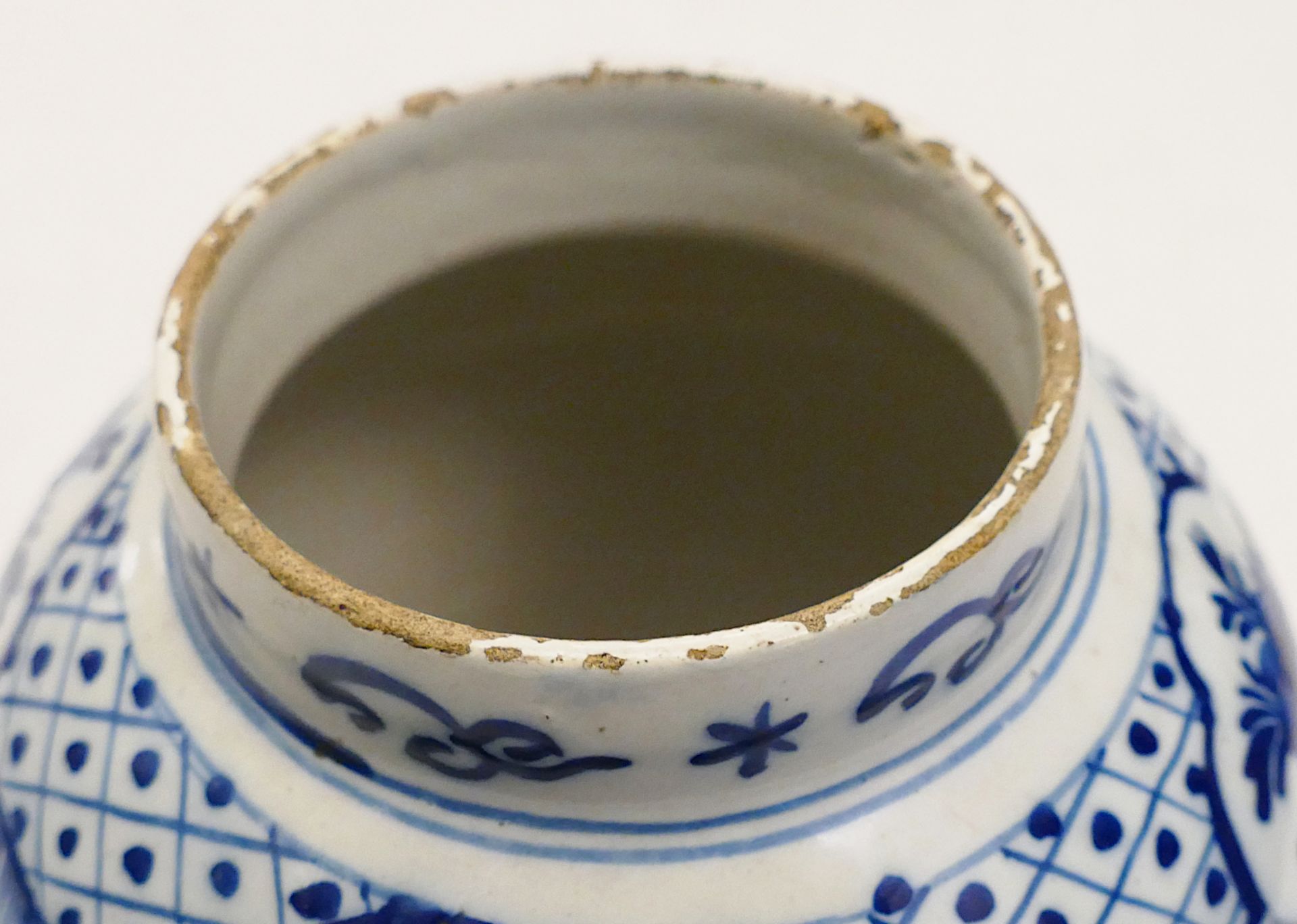 1 Balustervase wohl China 19. Jh., Keramik mit Unterglasur-Blaumalerei "Frauen- und Landschaftsmotiv - Bild 4 aus 5