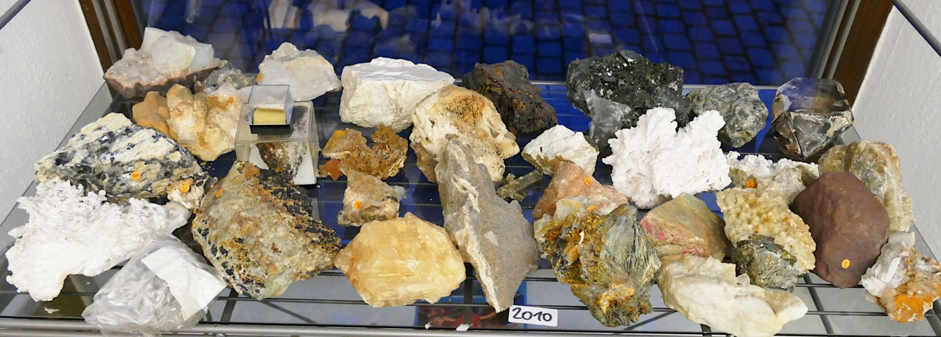 1 sehr umfangreiche Mineralien- und Fossiliensammlung z.T. in 2 Sammlungsschränken z.T. identifizier - Bild 4 aus 4