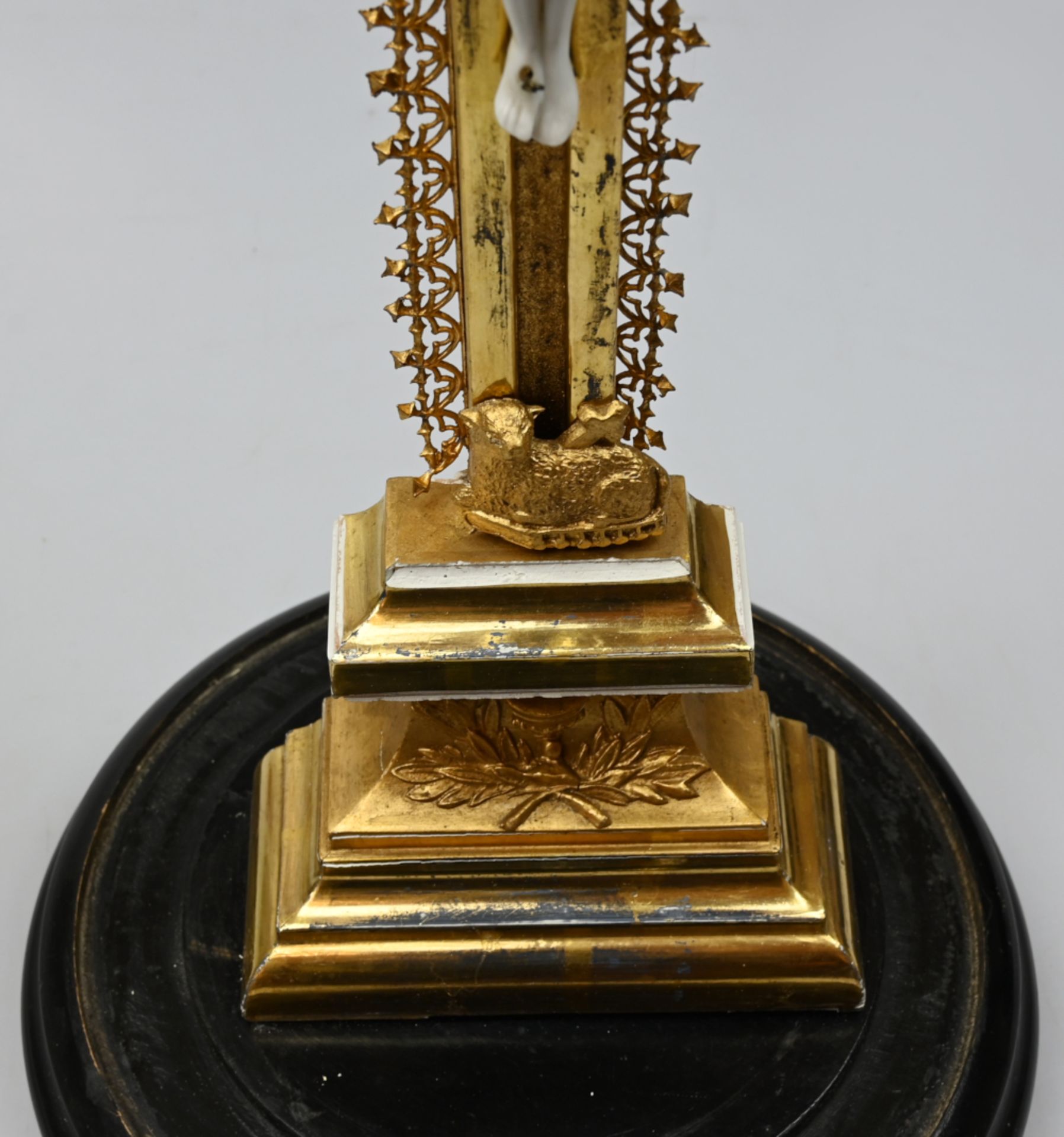 1 Kruzifix wohl 20. Jh. Holz/Stuck vergoldet, Christusfigur aus Bisquitporzellan, ca. H 47cm, mit Gl - Bild 3 aus 4