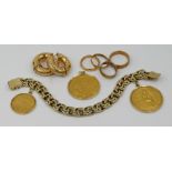 2 Eheringe je GG 18ct. sowie 5 Schmuckteile je GG 14ct., z.T. mit gefassten Goldmünzen z.B. "Albrech