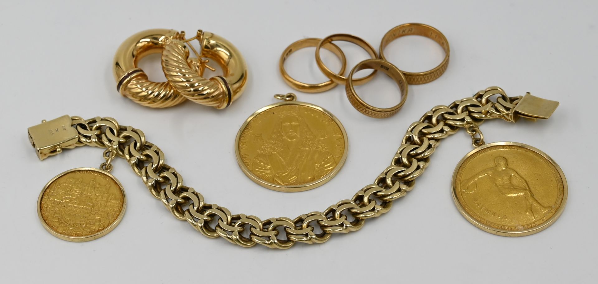 2 Eheringe je GG 18ct. sowie 5 Schmuckteile je GG 14ct., z.T. mit gefassten Goldmünzen z.B. "Albrech